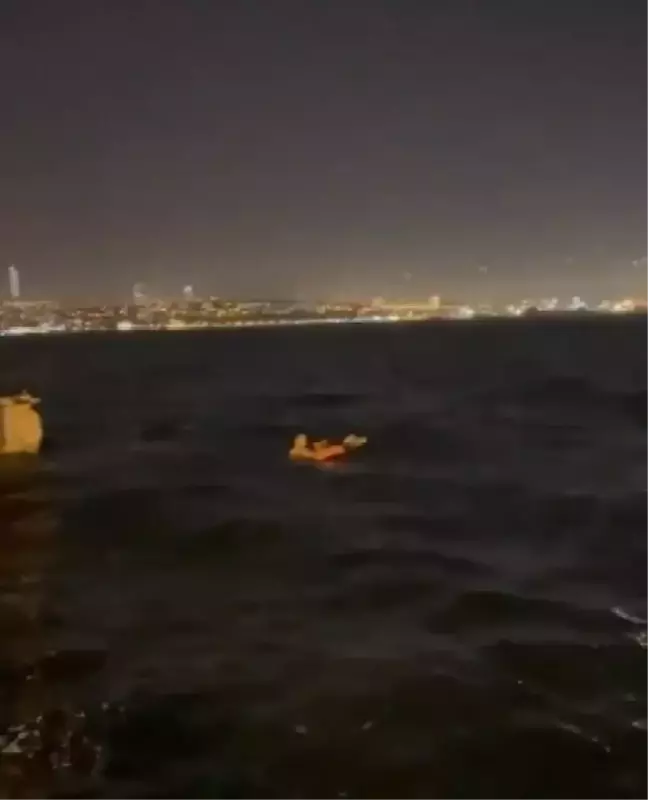 Karaköy açıklarında vapurdan düşen yolcu seyyar satıcının müdahalesiyle kurtarıldı
