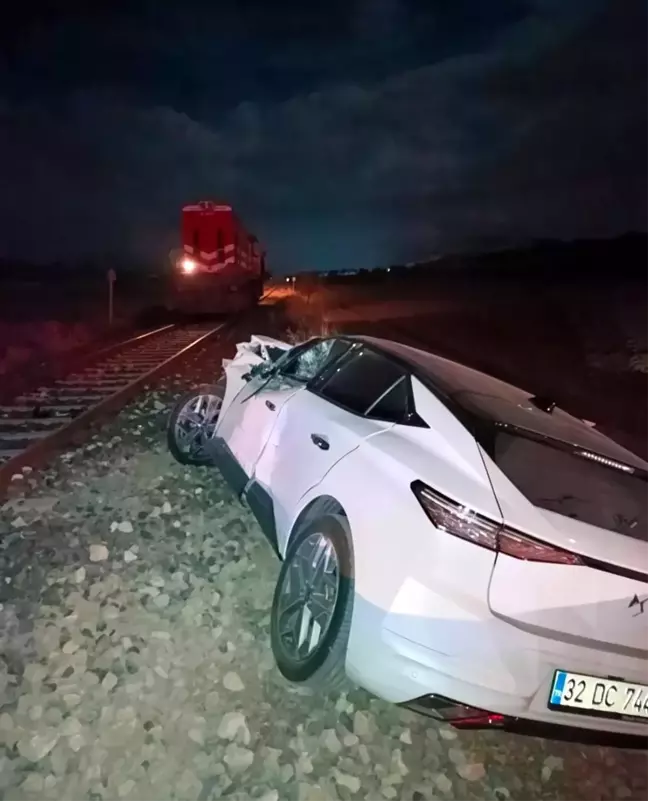 Isparta'da Hemzemin Geçitte Tren Otomobile Çarptı: Sürücü Ağır Yaralandı