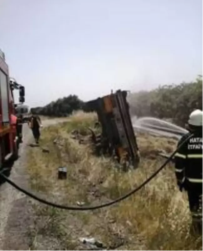 Hatay'da demir yüklü tır devrildi