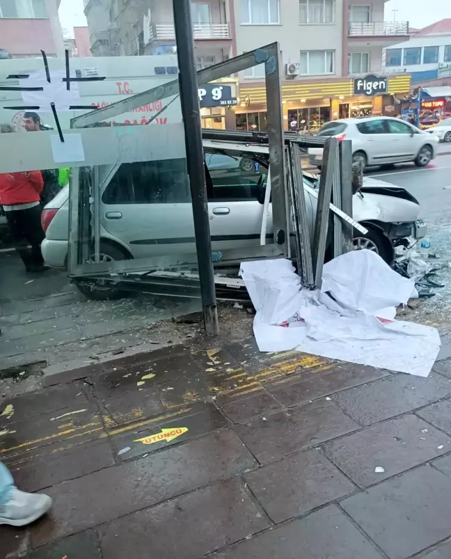 Ankara'da Otomobil Otobüs Durağına Çarptı: 3 Yaralı