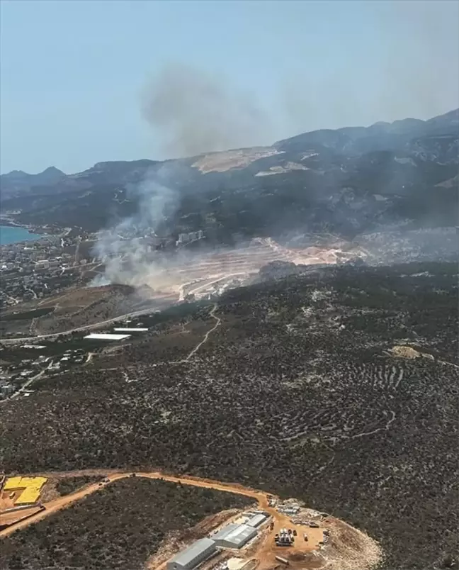 Silifke'de Makilik Alanda Yangın Çıktı