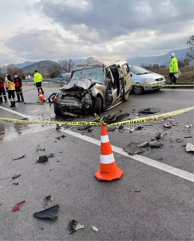 Burdur'da hafif ticari araç, TIR'a çarptı: 4 ölü