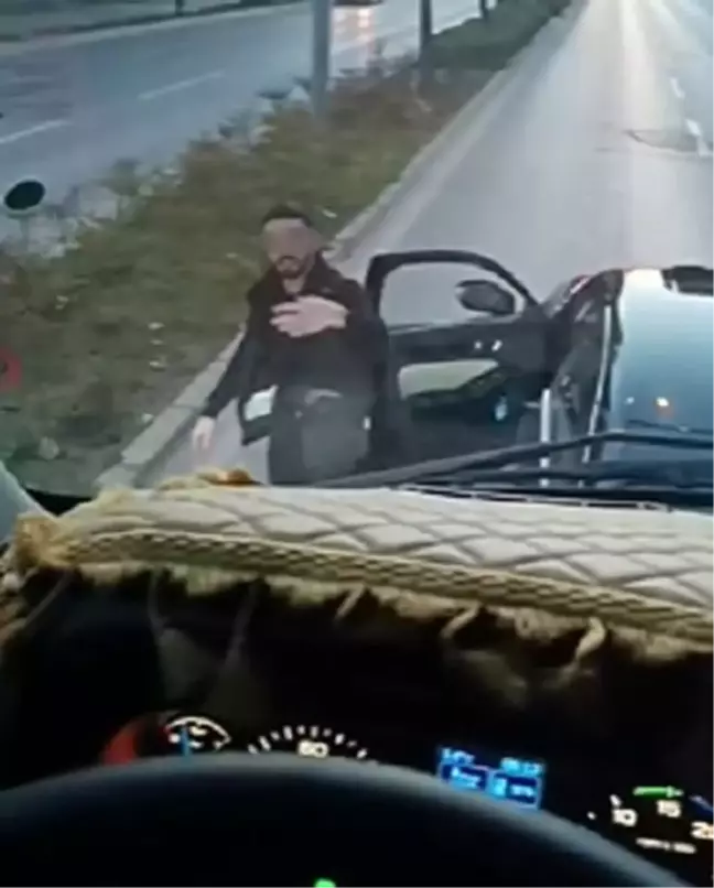 İzmir'de Trafik Tartışması: Kamyon Sürücüsüne Saldırı