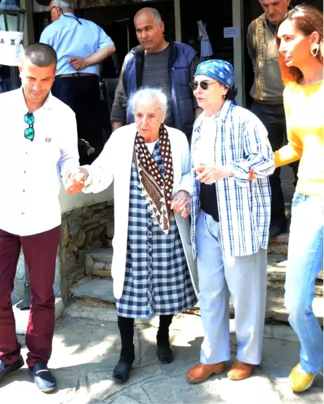 Fatma Girik Oyunu Kullandı, Memduh Ün'ün Mezarına Koştu