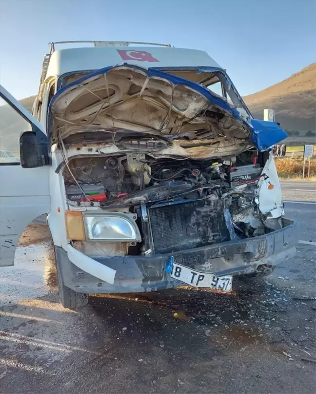 Kayseri'de tarım işçilerini taşıyan minibüs ile yakıt tankerinin çarpışması sonucu 15 kişi yaralandı