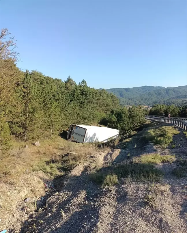 Bolu'da şarampole devrilen tırın sürücüsü yaralandı