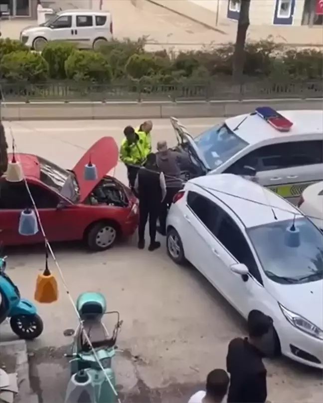 Trafik Ekiplerinden Vatandaşa Akü Takviyesi