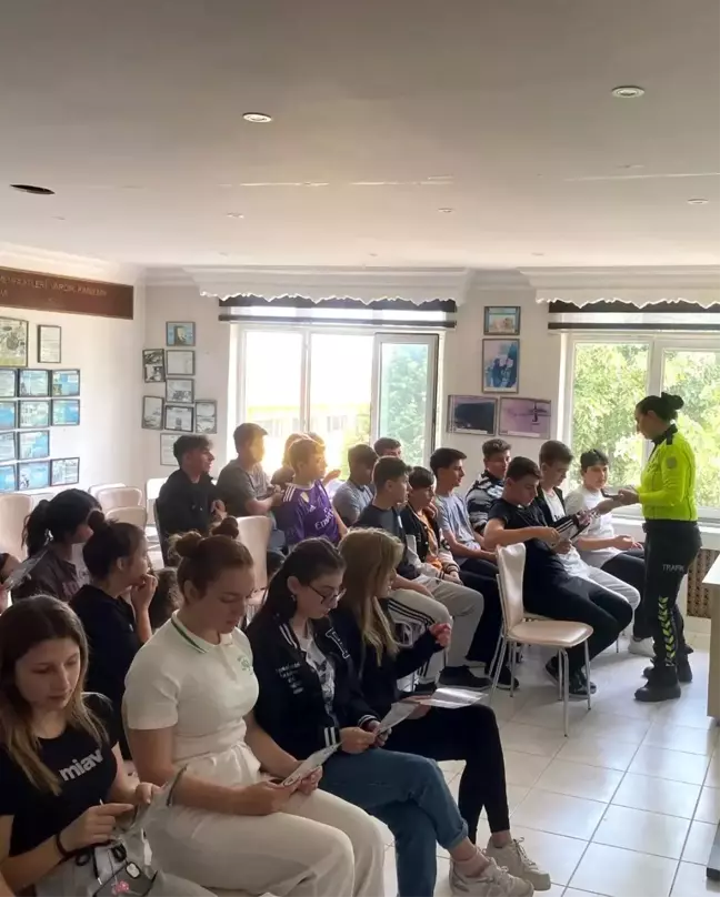 Kırklareli'de Polis Ekipleri Vatandaşları Trafik Kuralları Hakkında Bilgilendirdi