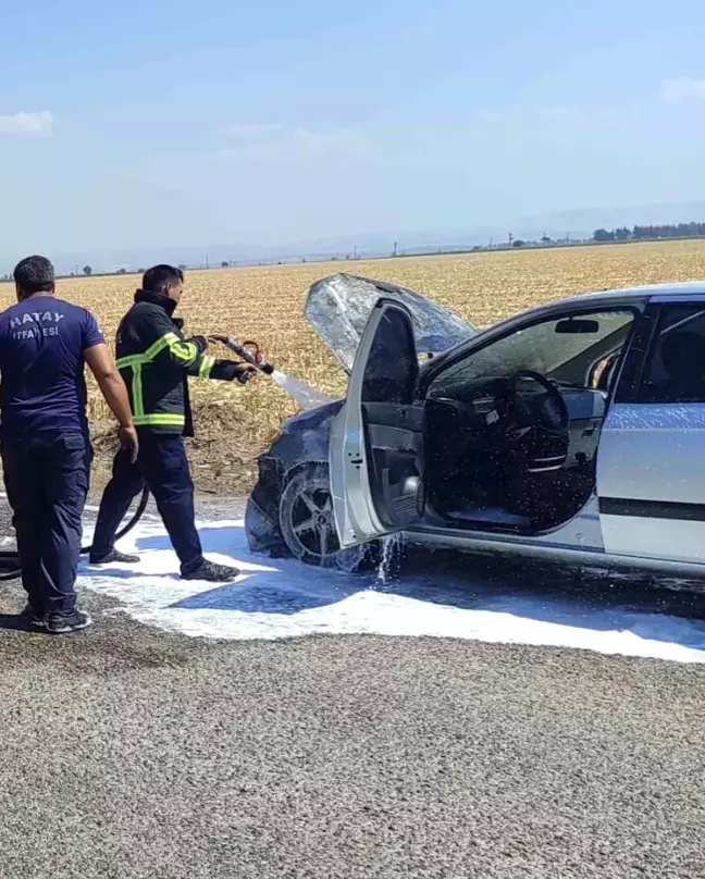 Hatay'da seyir halindeyken motor kısmı alev alan otomobilde hasar oluştu