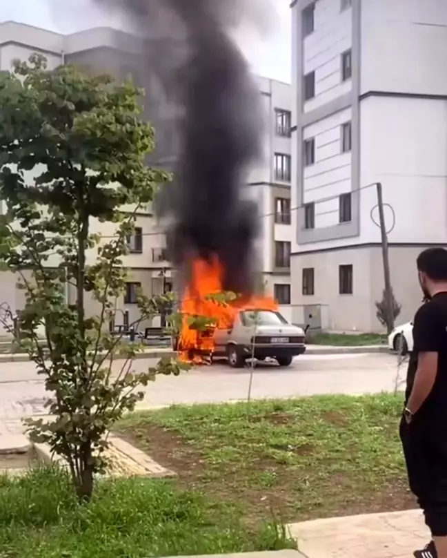 Diyarbakır'da Park Halindeki Otomobil Alev Alev Yandı