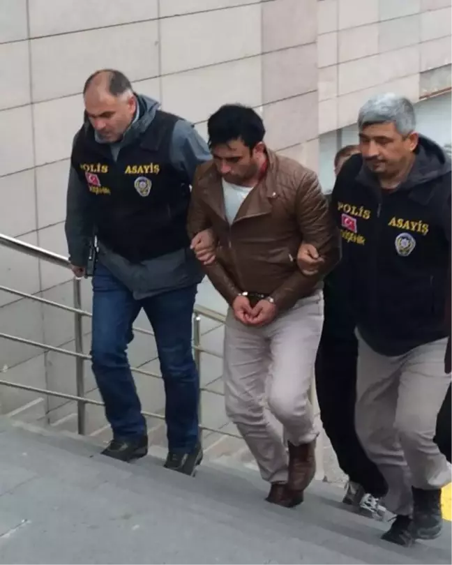 Eşini Bıçaklamak İsterken Babasını Öldüren Şahıs Yakalandı