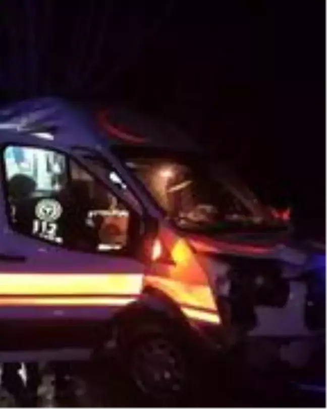 Son dakika haberi... Hastaya giden ambulans şarampole devrildi: 2 yaralı