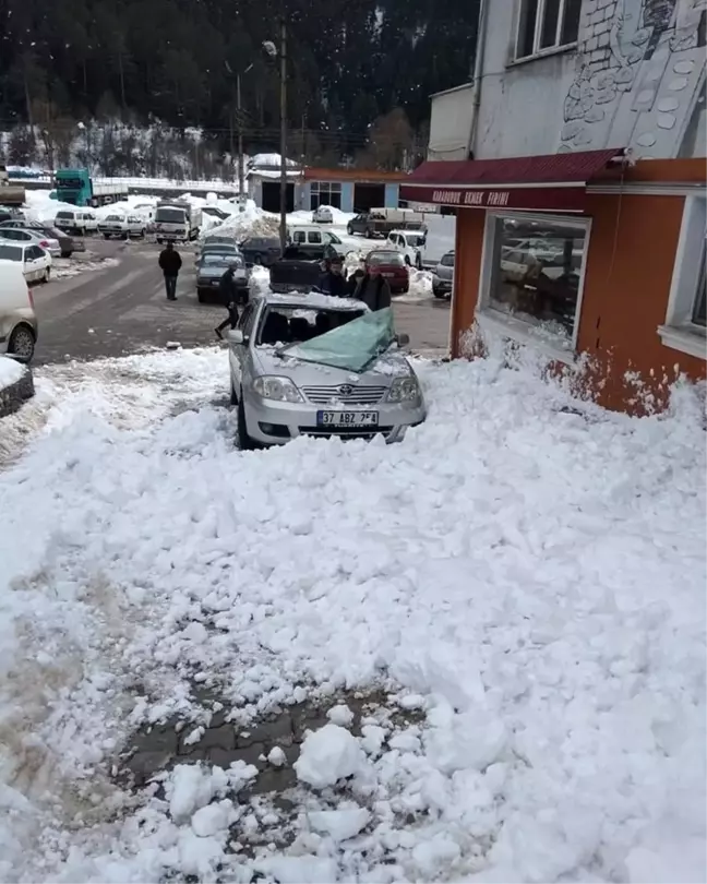 Kastamonu'da çatıdan düşen kar kütlesi park halindeki araca zarar verdi