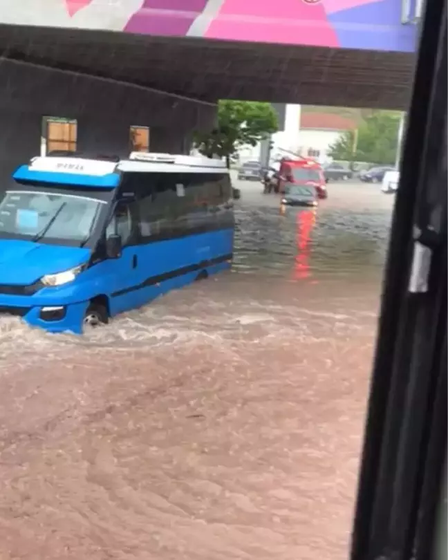 Ankara'da Sağanak Yağış İş Yerlerini Su Bastı