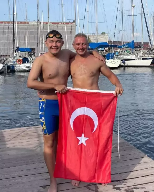 Otizmli Yüzücü Tuna Tunca, İtalya'nın Capri Adası'ndan Napoli'ye Yüzerek Geçti