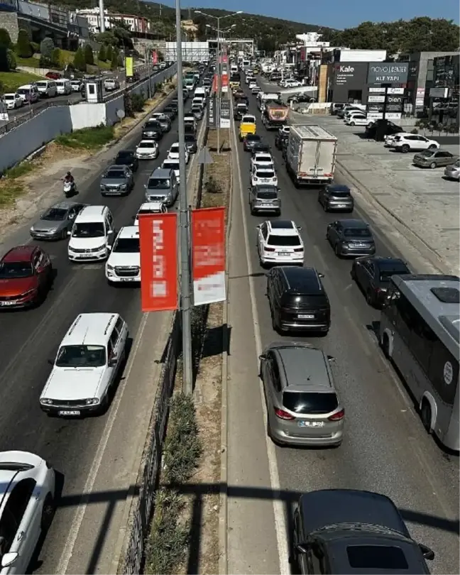 Bodrum'da Su Ana İsale Hattı Patladı, Trafik Durma Noktasına Geldi