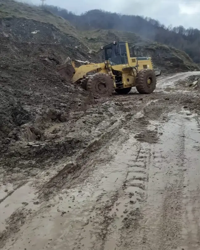 Kastamonu'da toprak kayması sonucu kapanan köy yolu ulaşıma açıldı