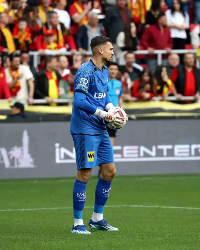 Göztepe'nin file bekçisi Mateusz Lis, son 5 maçta da gole izin vermedi