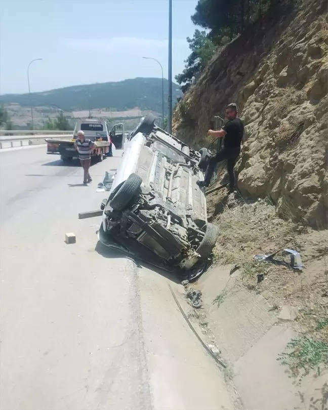 Bilecik'te su kanalına devrilen otomobilin sürücüsü yaralandı