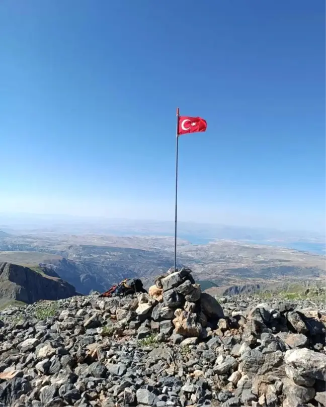 Dağcı Bülent Balcı, Tunceli'deki Kırklar Dağı ve Baliyurdu Tepesi'ne Türk bayrağı dikti