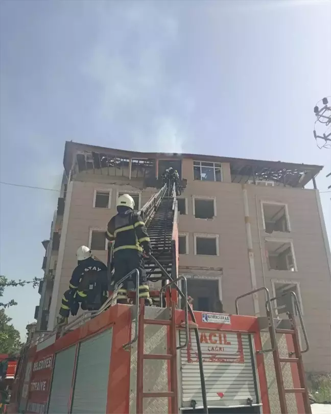 Hatay'da ağır hasarlı binanın çatısında çıkan yangın söndürüldü