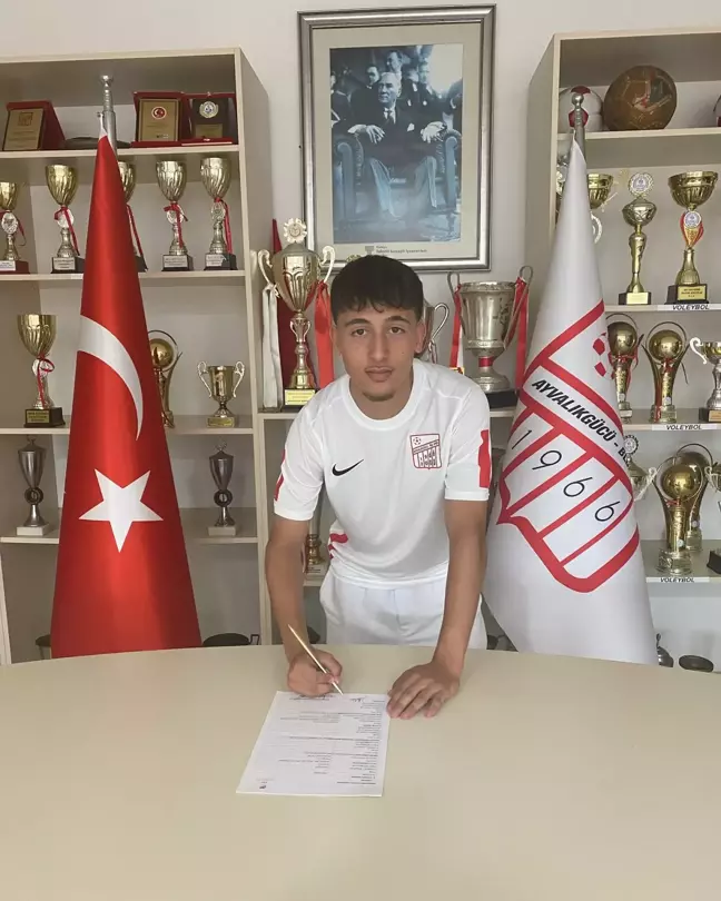 Ayvalıkgücü Belediyespor, genç oyuncu Korel Çal'ı kadrosuna kattı