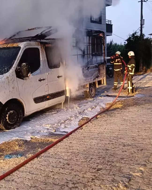 Antakya'da park halindeki pikap yangın çıktı