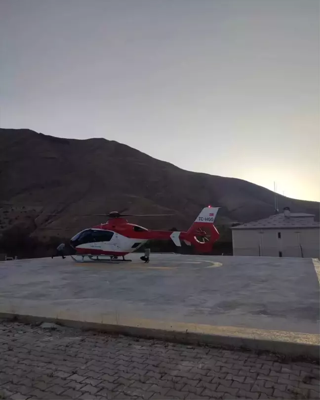 Van'da yüksekten düşen çocuk ambulans helikopterle hastaneye ulaştırıldı