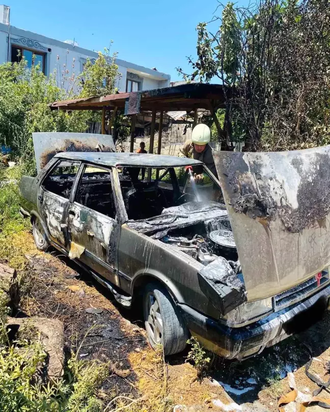 Hatay'da park halindeyken yanan otomobil kullanılamaz hale geldi