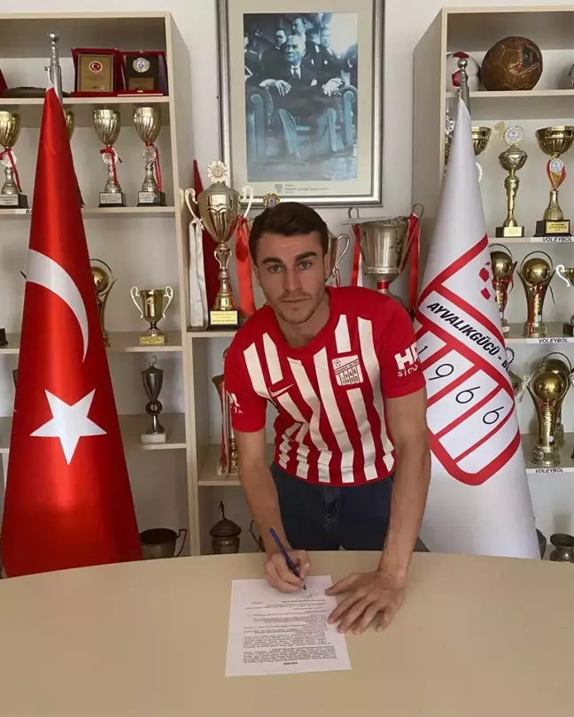 Ayvalıkgücü Belediyespor, Namık Barış Çelik'i transfer etti