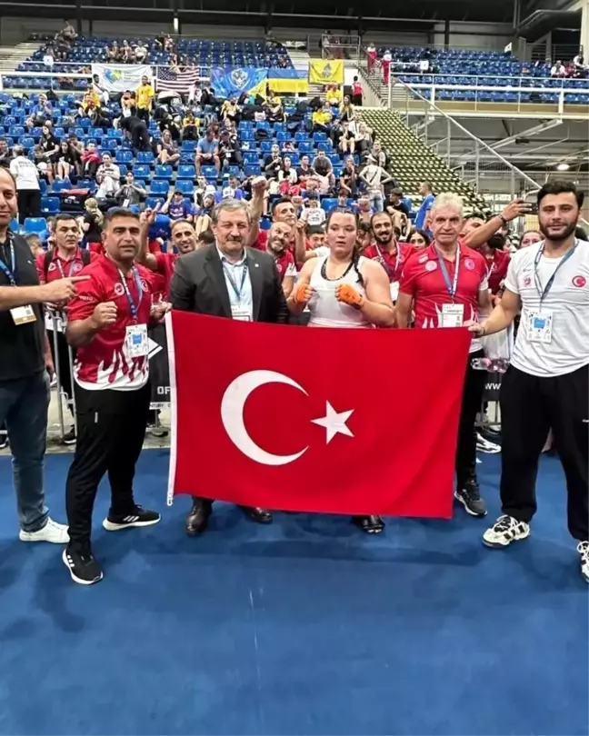 Özge Güder, Kick Boks Gençler Dünya Şampiyonası'nda altın madalya kazandı