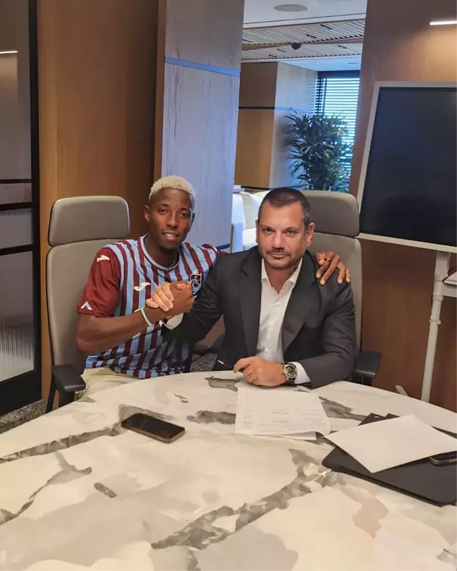 Trabzonspor Yeni Transferler İçin İmza Töreni Düzenledi