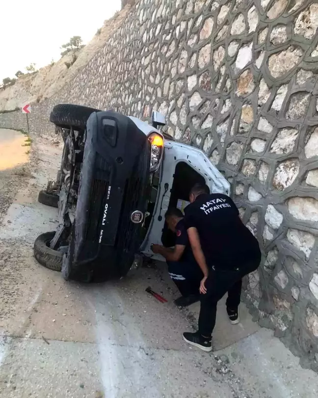 Hatay'da Şarampole Devrilen Araçta 2 Yaralı