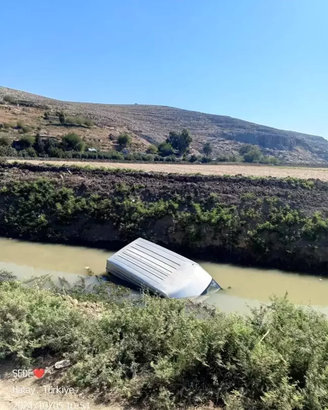 Kamyonet Sulama Kanalına Düştü, Sürücü İtfaiye Ekipleri Tarafından Kurtarıldı