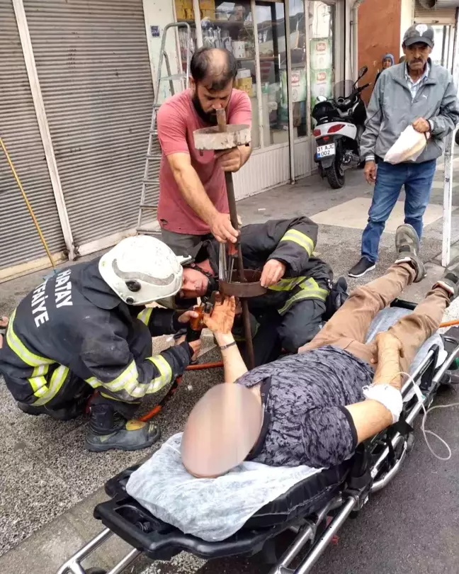 Hatay'da Kepenk Makarasına Sıkışan Vatandaş Hastaneye Kaldırıldı