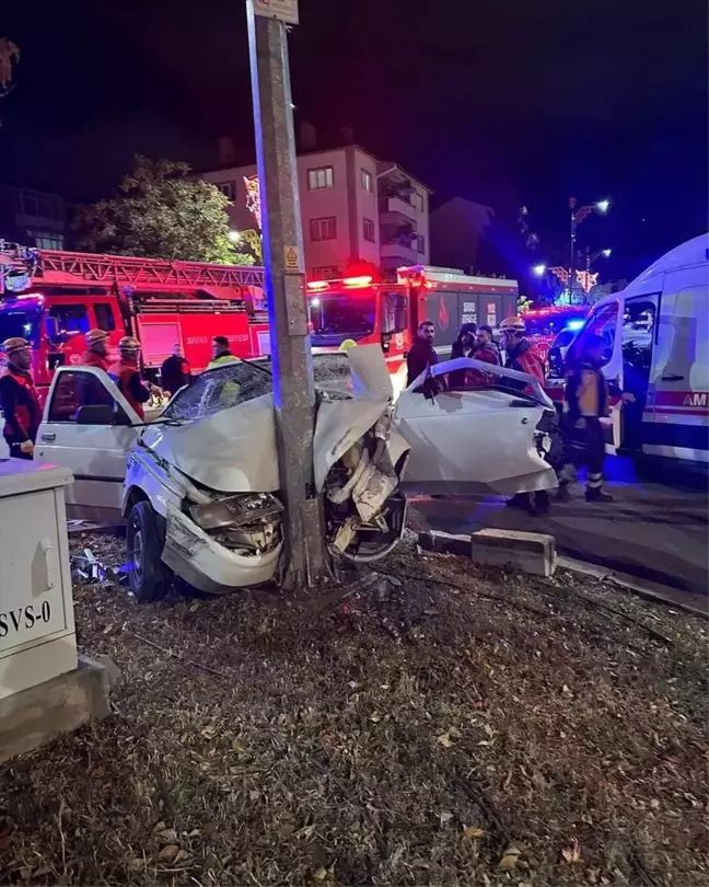 Sivas'ta Elektrik Direğine Çarpan Otomobilde 2 Yaralı