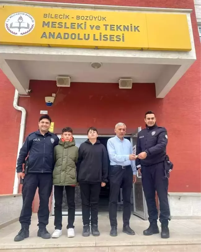 Öğrenciler Buldukları Altını Teslim Etti