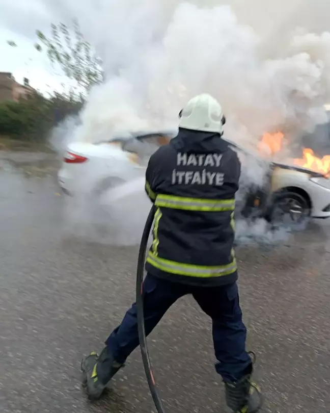 Hatay'da Park Halindeki Otomobil Yangında Kullanılamaz Hale Geldi