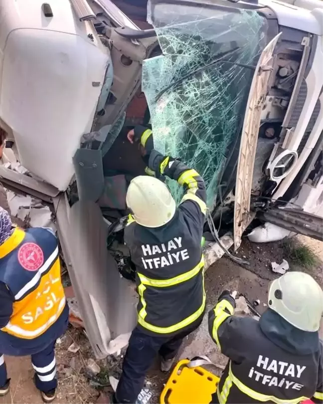 Hatay'da Devrilen Demir Yüklü Kamyon Sürücüsünü Yaraladı