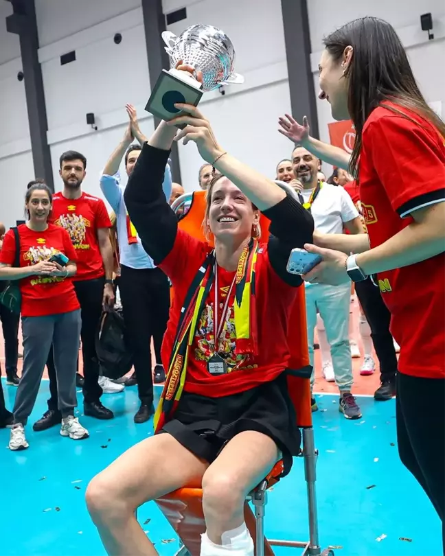 Göztepe Voleybol'un Helena Rousseaux'u Ameliyat Oldu