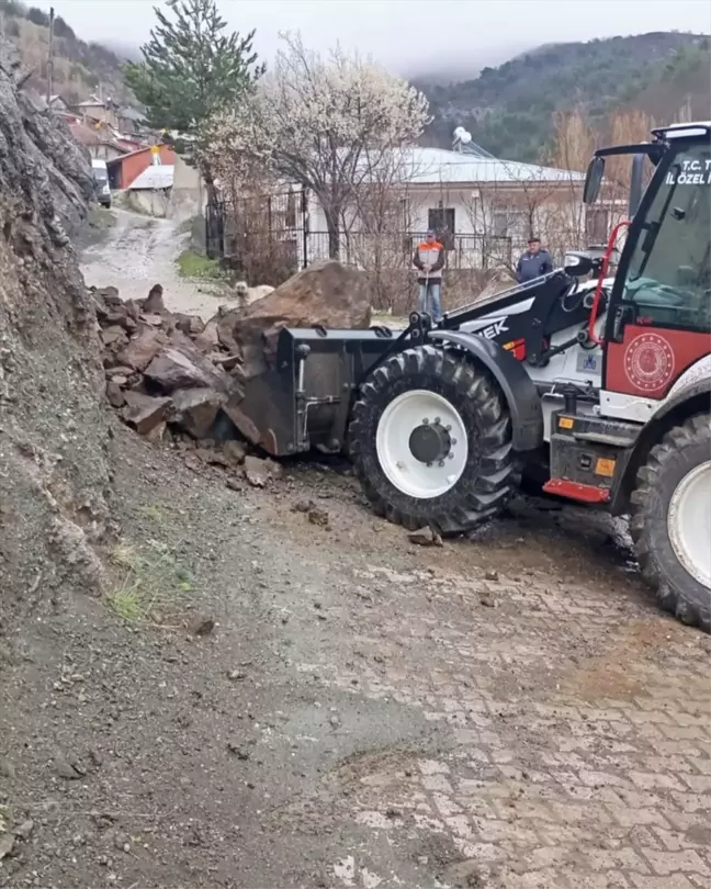 Almus'ta Gruplu Yollar Temizleniyor