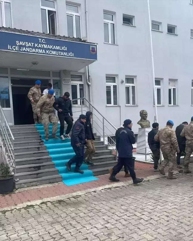 Artvin'de Düzensiz Göçmen Operasyonu: 18 Yakalandı, 4 Şüpheli Tutuklandı