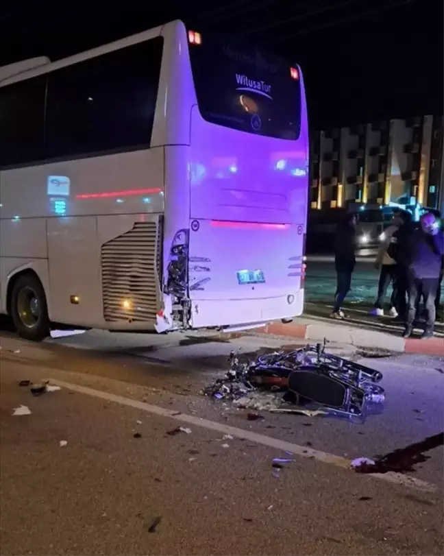 Çanakkale'de Motosiklet Otobüse Çarptı: 1 Ölü, 1 Yaralı