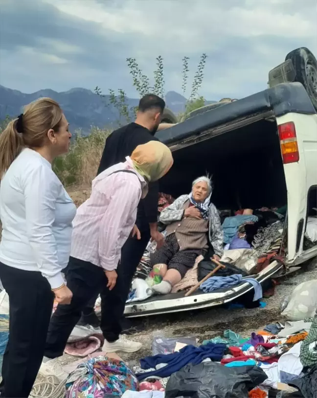 Adana'da Minibüs Devrildi: 5 Yaralı