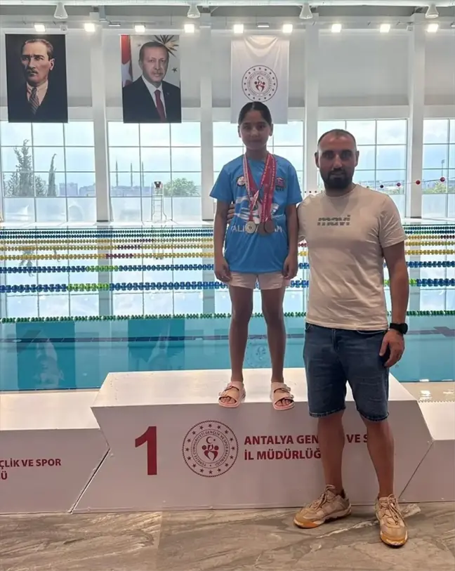 Kumluca Demir Spor Yüzme Takımı Okul Sporları Yarışmasında Başarı Elde Etti