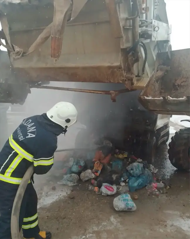 Adana'nın Tufanbeyli ilçesinde çöp kamyonunda yangın çıktı