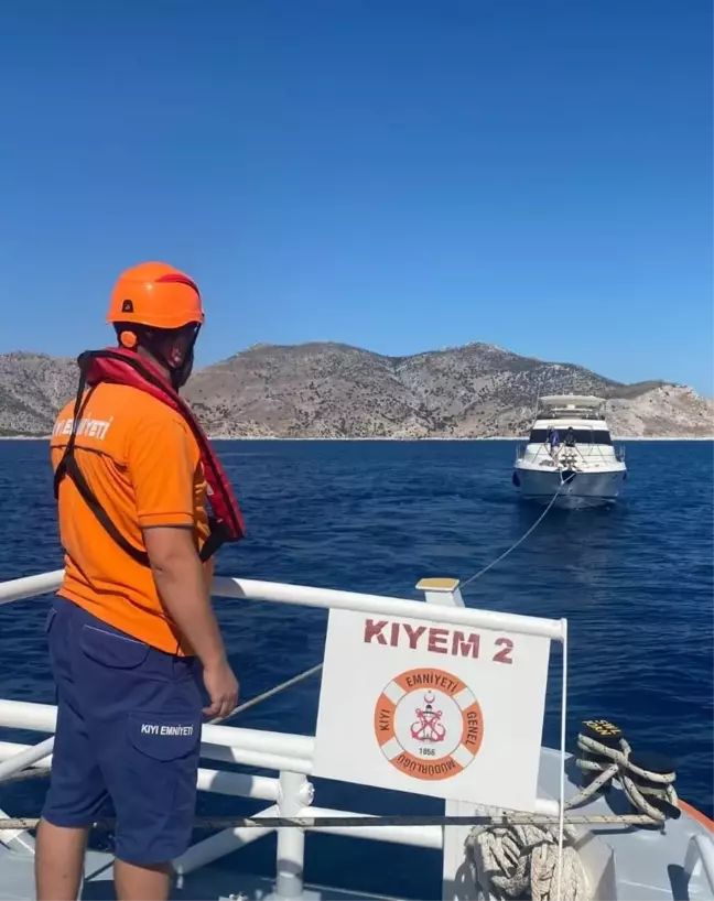 Marmaris açıklarında sürüklenen tekne kurtarıldı
