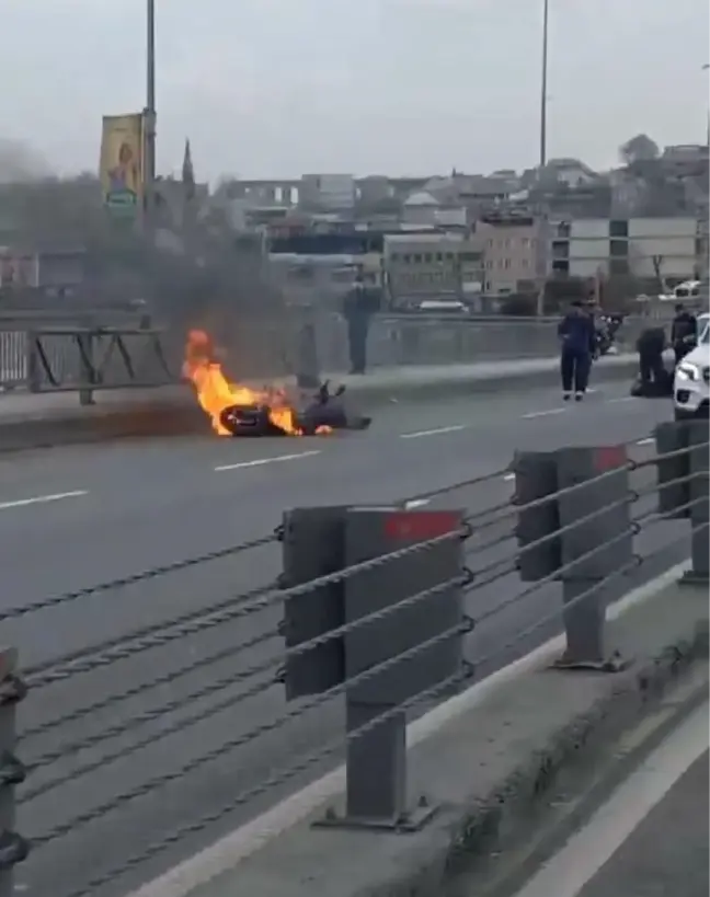 Son dakika! UNKAPANI KÖPRÜSÜ'NDE KAZA YAPAN MOTOSİKLET ALEV ALEV YANDI