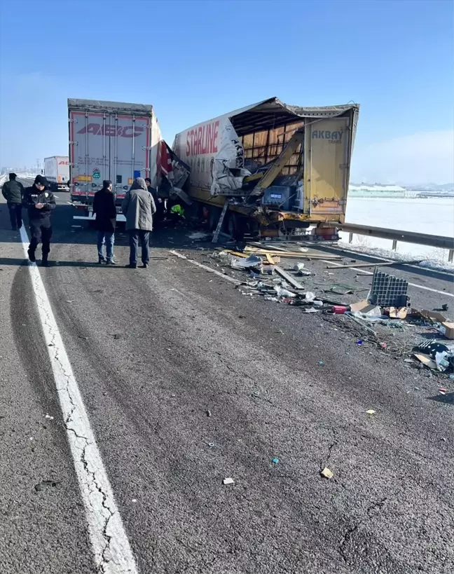 Horasan'da Tır Kazası: Bir Sürücü Hayatını Kaybetti