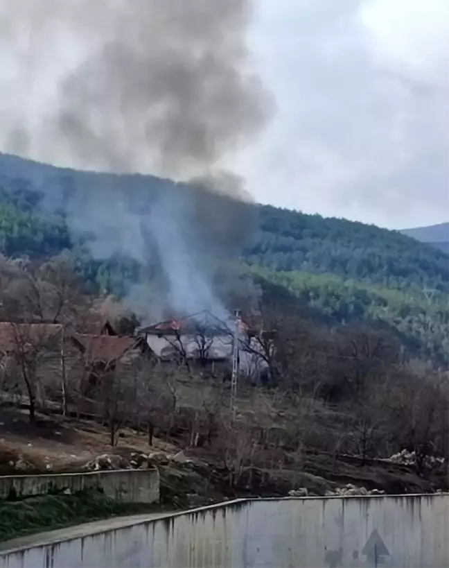 Kastamonu'da Yangın: İki Katlı Ahşap Ev Kullanılamaz Hale Geldi